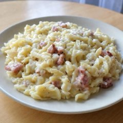 Minútové cestoviny s oravskou slaninou a taveným syrom