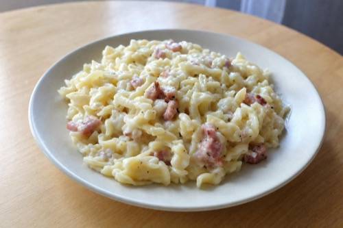 Minútové cestoviny s oravskou slaninou a taveným syrom