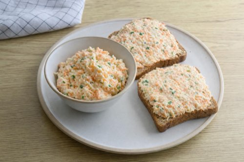 Carrot quark spread: You finely grate 2 carrots and mix with 250 g quark