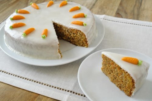 Mrkvová torta s jablkami, orechmi a rumovou polevou