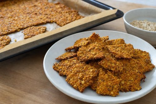 Baked carrot chips with oats and almonds