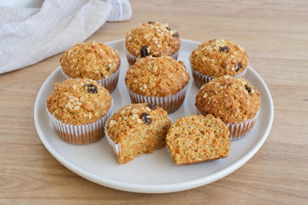 Mrkvové muffiny pre deti: 2 mrkvy a jablko nastrúhate do cesta s ovsenými vločkami