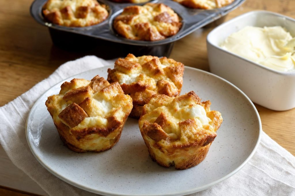Muffiny zo starého chleba s mozzarellou a cesnakom