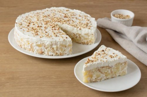 No-bake pineapple cake with cookies and almonds