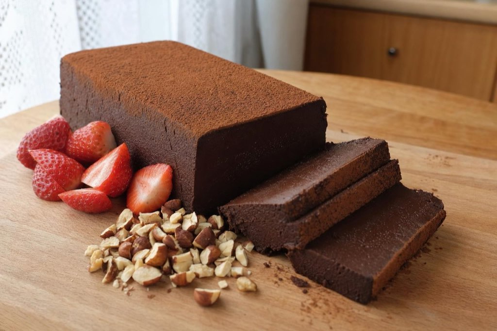 Nepečená čokoládová torta zo smotany bez múky a vajec