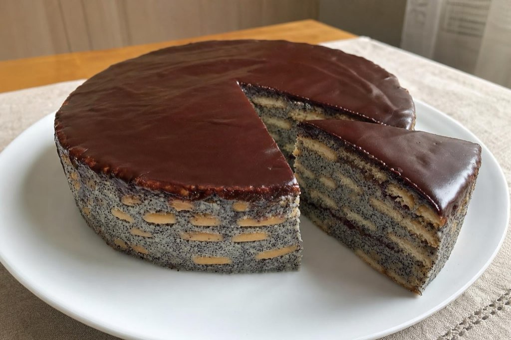 No-bake poppy seed cake with jam