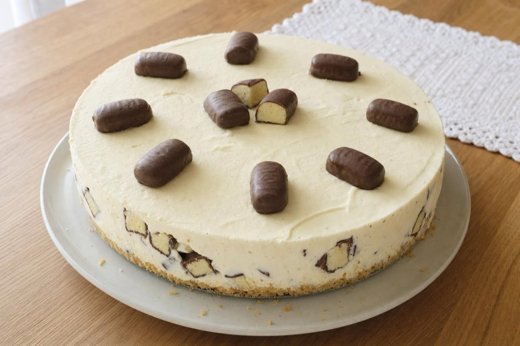 Nepečená torta z bielej čokolády s banánkami v čokoláde