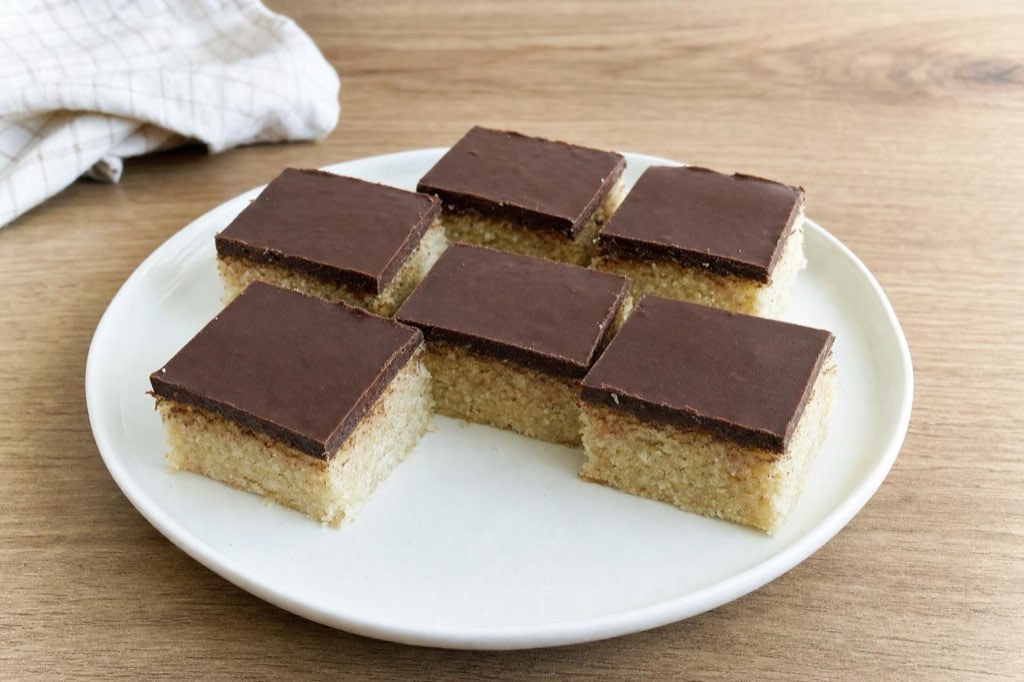 Nepečené kokosové rezy zo sušienok s čokoládou