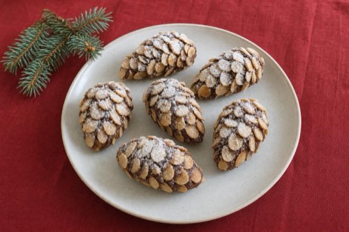 No-bake Christmas pine cone cookies
