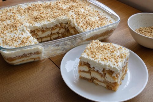 Nepečený jablkový koláč s piškótami a šľahačkou