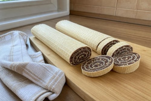 No-bake wafer rolls with cocoa cookie filling