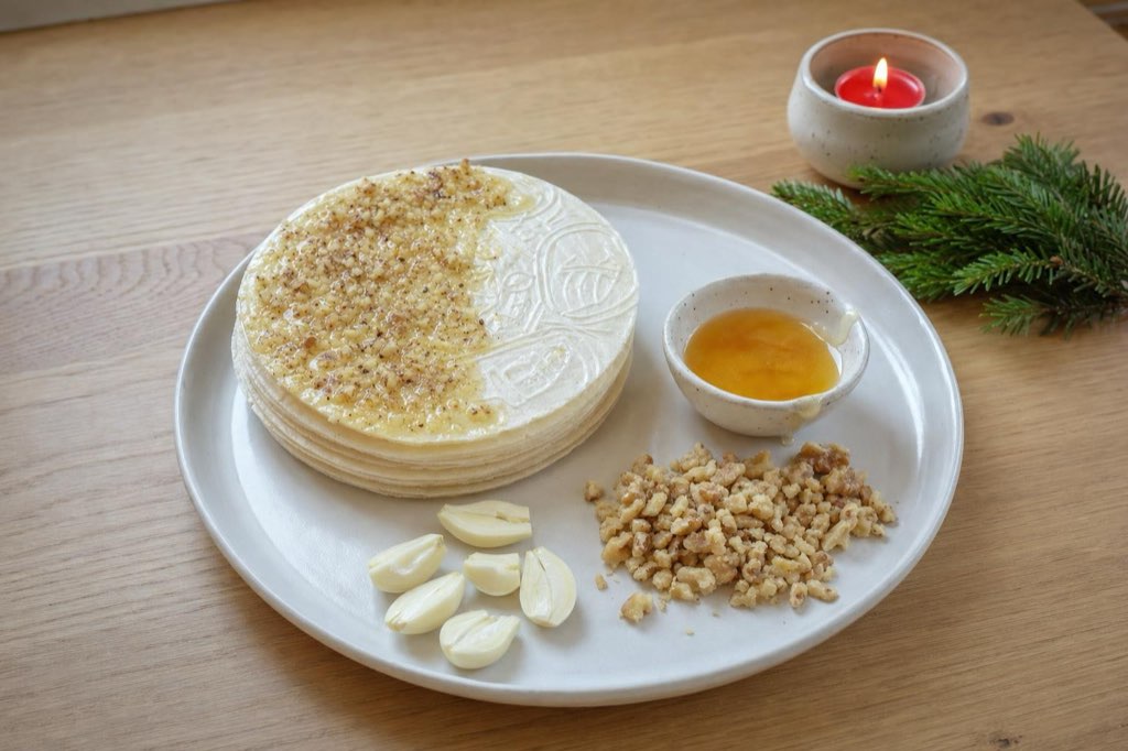 Christmas wafers with honey, garlic and walnuts