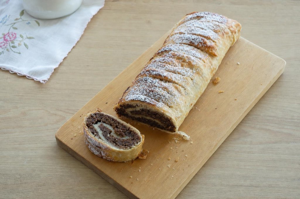 Nussstrudel aus Blätterteig: 200 g gemahlene Nüsse mit heißer Milch übergießen