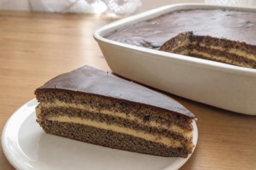 Orechová torta s pudingovým krémom a čokoládou