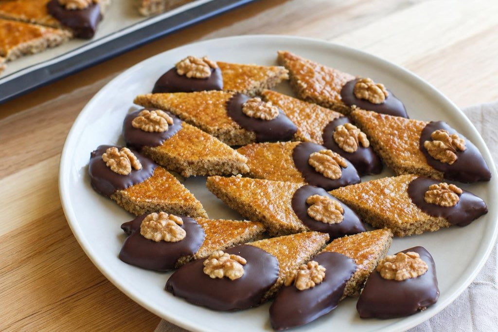 Walnut cookies with cinnamon and almond liqueur