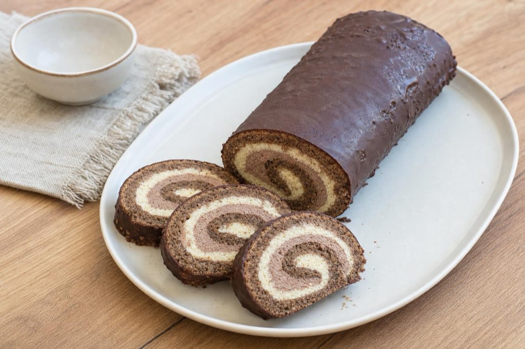 Orechovo-kakaová roláda s dvojfarebným krémom