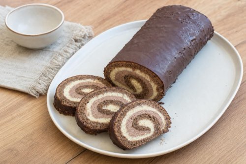 Orechovo-kakaová roláda s dvojfarebným krémom