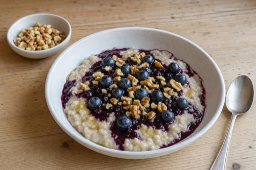 Oatmeal with blueberries, honey and walnuts