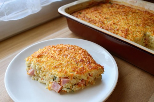 Pečená ryža so šunkou, mozzarellou a parmezánom