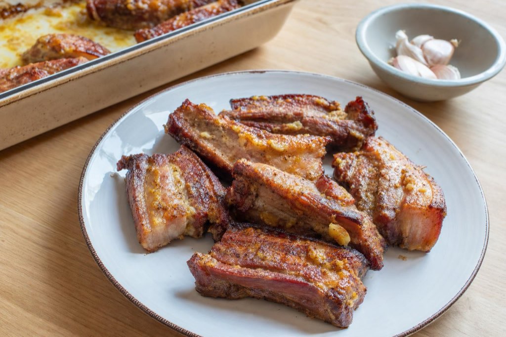 Pečená slanina s horčicou a cesnakom
