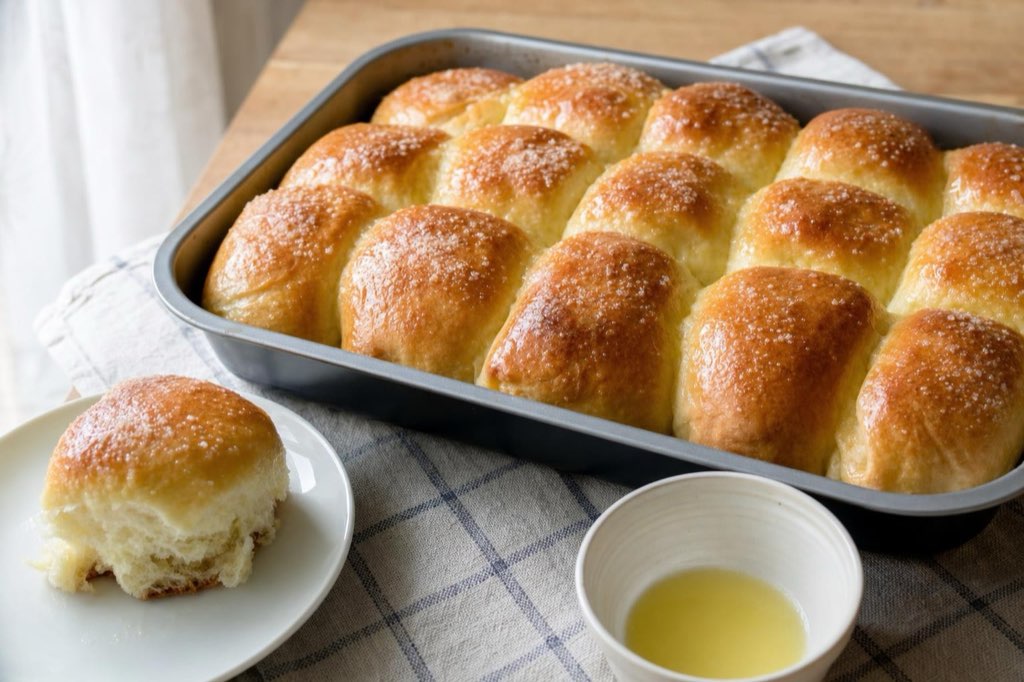 Pečené maslové buchty z kysnutého cesta