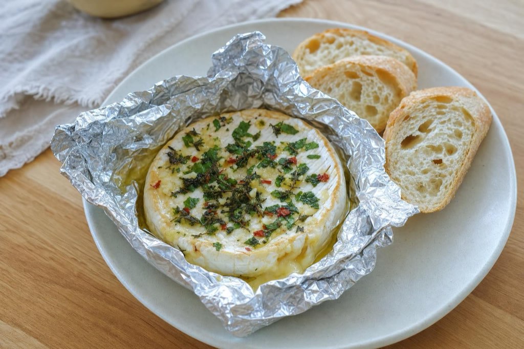 Pečený hermelín s cesnakom, tymiánom a chilli v alobale