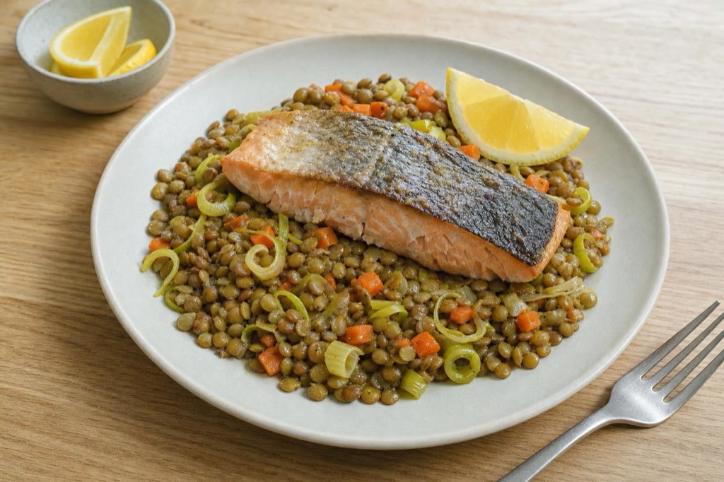 Baked salmon with lentils, leeks and carrots