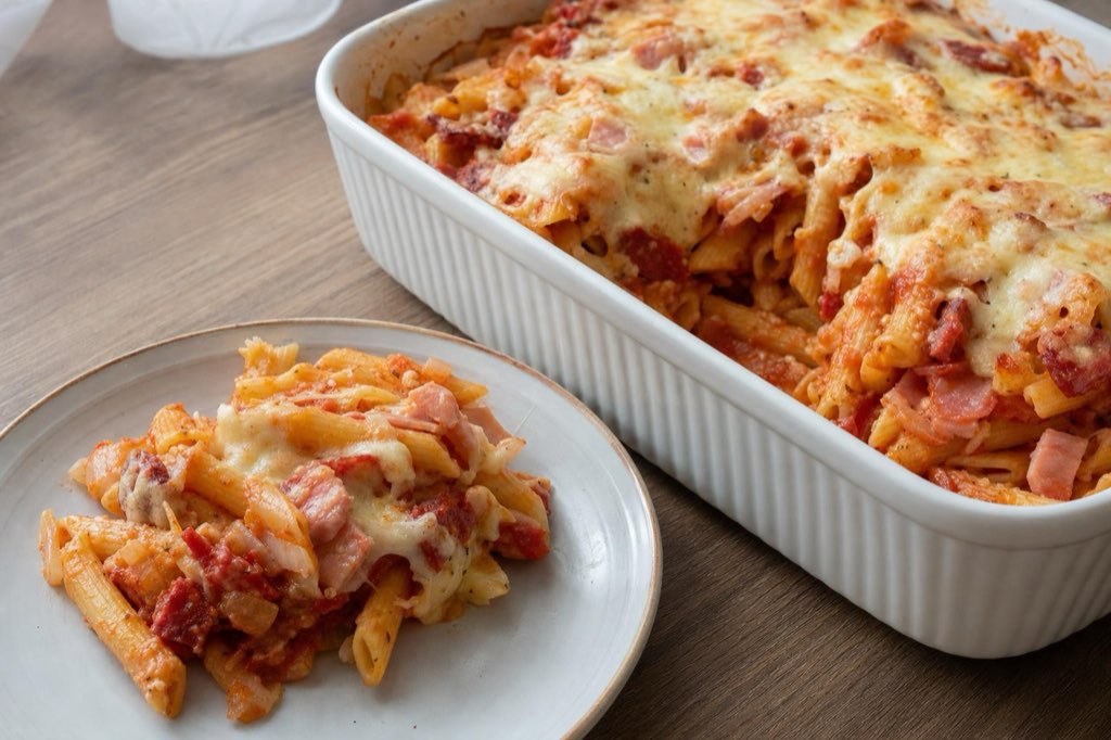 Penne so šunkou, salámou a paradajkami zapekané v rúre