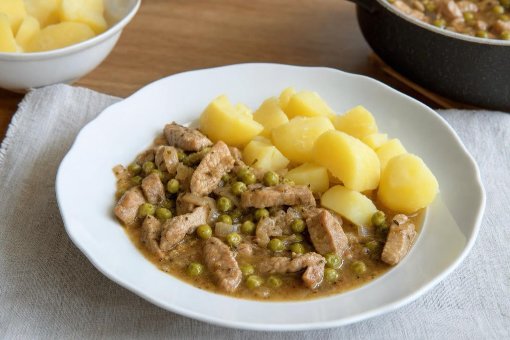 Pikantné bravčové na hrášku so zemiakmi