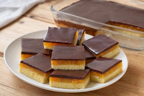 Biskuitschnitten mit Orangengelee und Schokoglasur