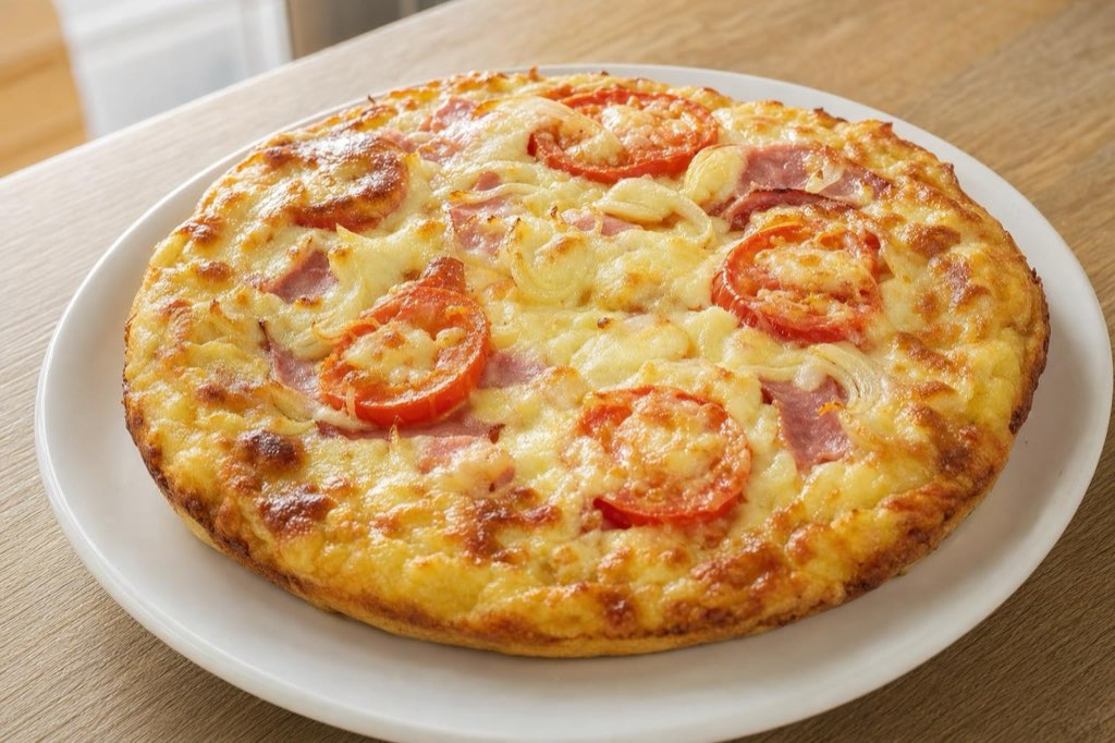 Pizza na panvici z cesta s kyslou smotanou a majonézou