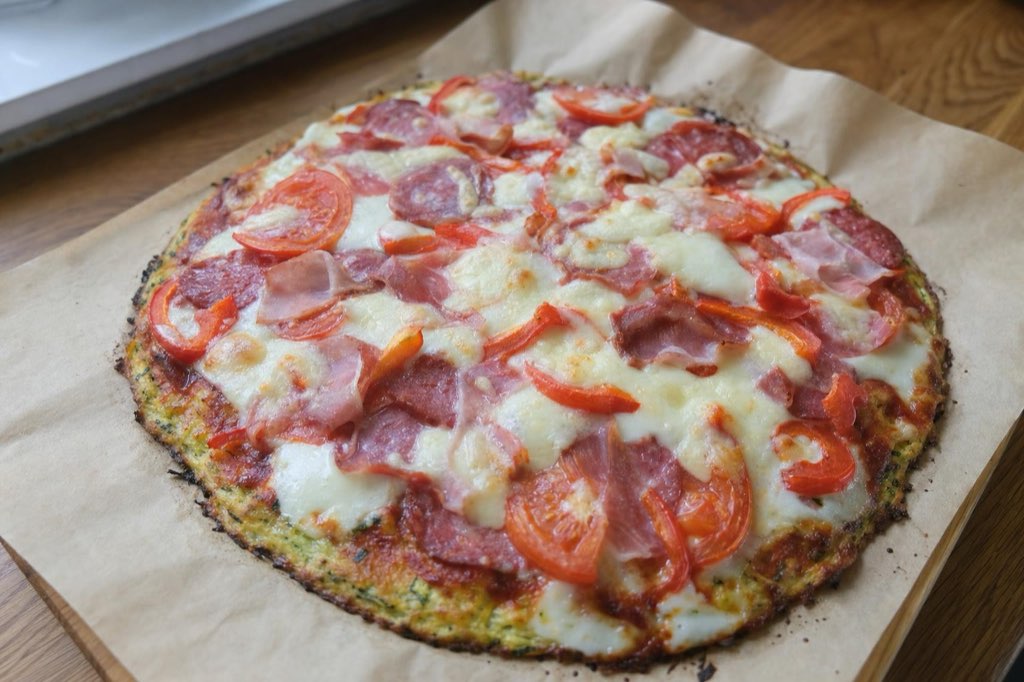 Pizza s cuketovým korpusom, šunkou a mozzarellou
