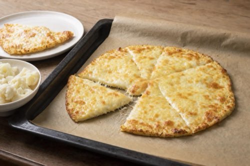 Pizza s květákovým těstem a mozzarellou