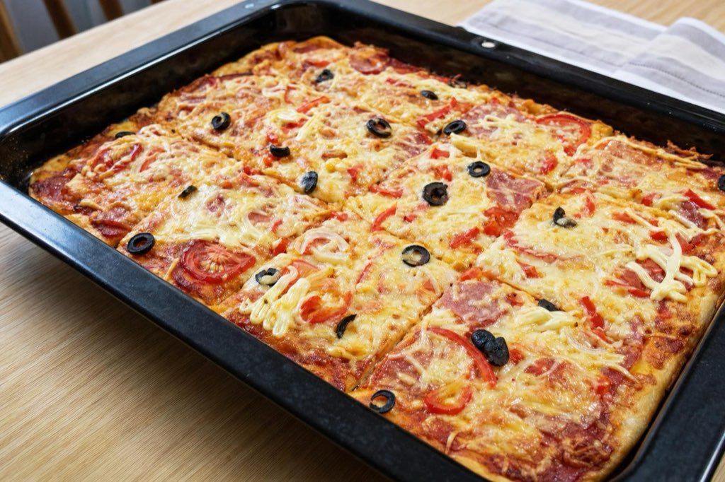 Pizza z jogurtového cesta so salámou, olivami a paprikou