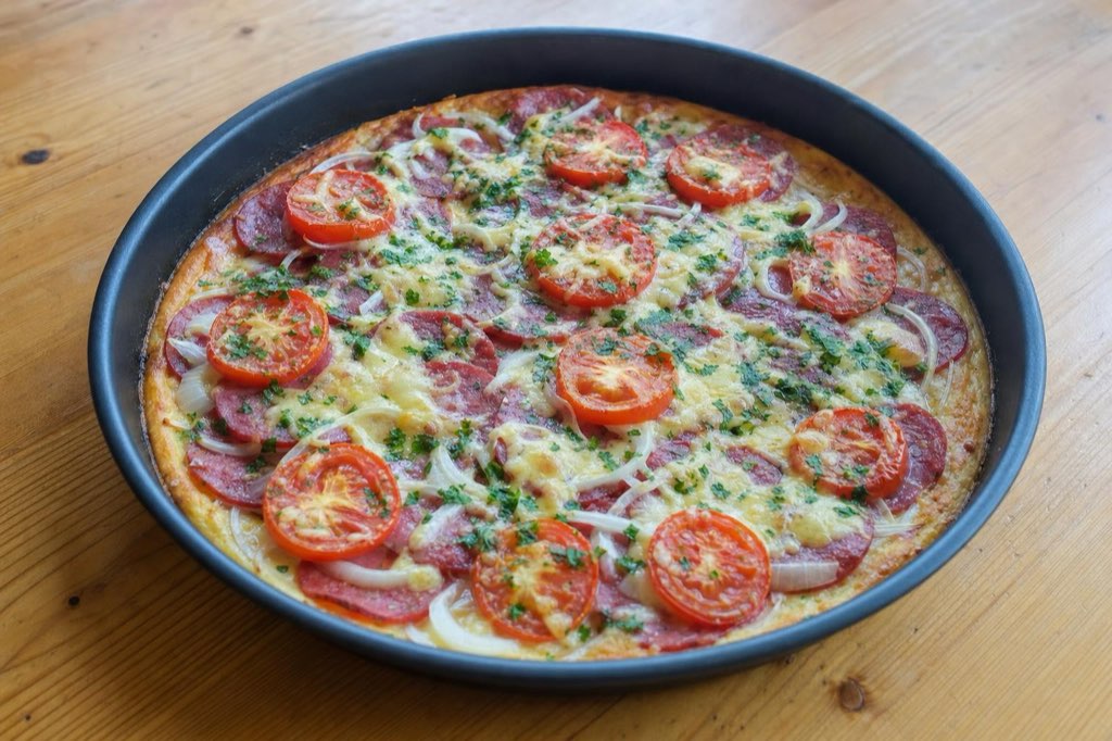 Pizza z majonézového cesta so salámou a paradajkami