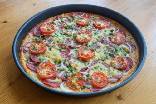 Pizza z majonézového cesta so salámou a paradajkami