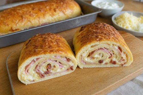 Pizza závin z kysnutého cesta so šunkou, slaninou a syrom