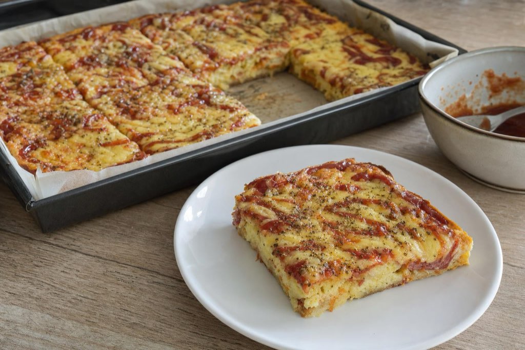 Pizza zo starého chleba so salámou a mozzarellou
