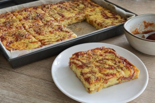 Pizza zo starého chleba so salámou a mozzarellou