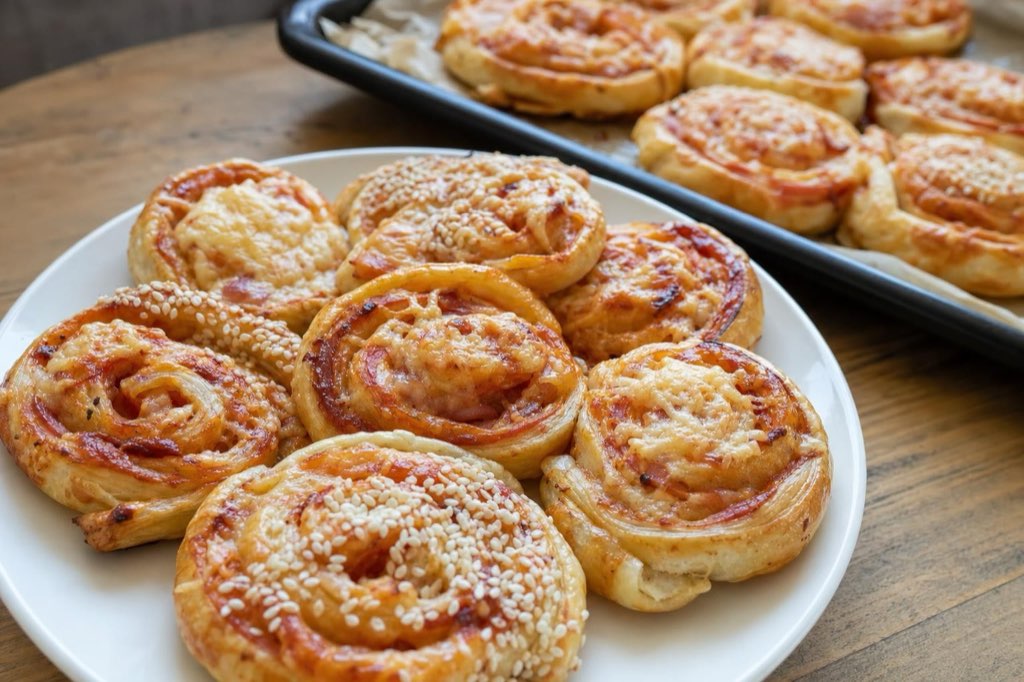 Puff pastry pizza twists with ham and cheese
