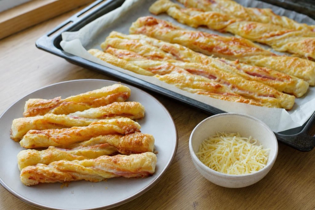 Pizzovníky z lístkového cesta so šunkou a syrom