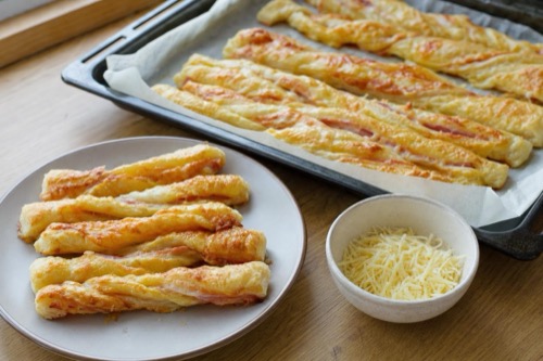 Pizzovníky z lístkového cesta so šunkou a syrom