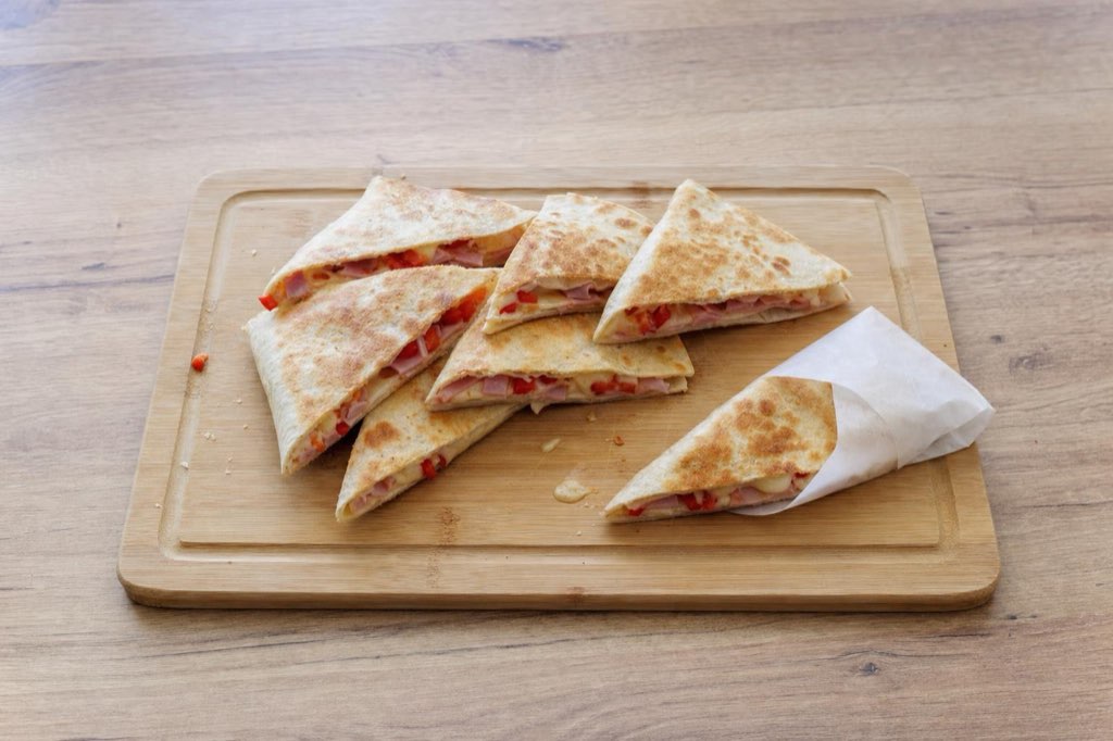 Plnená tortilla so syrom a šunkou na desiatu: na suchej panvici chrumká za 4 minúty