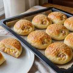 Plnené kysnuté pečivo so šunkou, kukuricou a sezamom