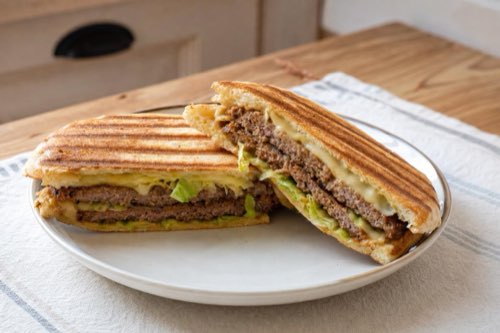 Plnené panini s hovädzím mäsom, syrom a šalátom