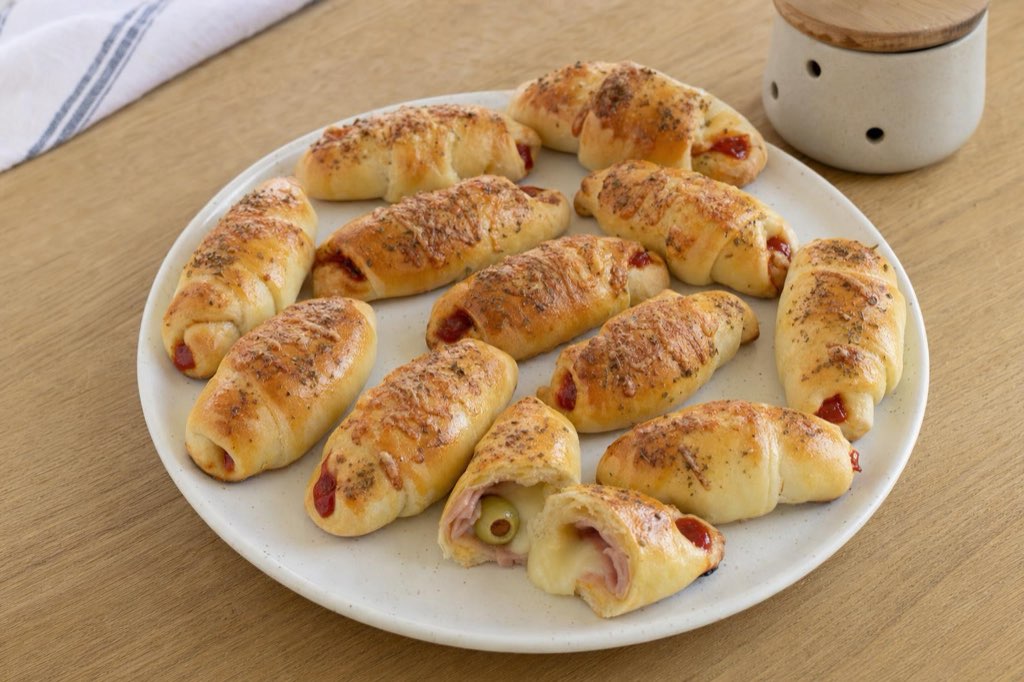 Gefüllte Pizzahörnchen mit Schinken und Käse