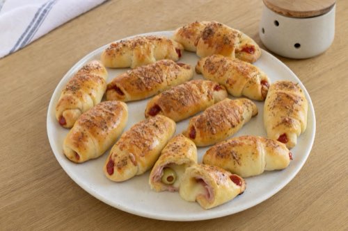 Gefüllte Pizzahörnchen mit Schinken und Käse