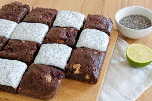 Pohánkové brownies s orechmi, brusnicami a chia krémom