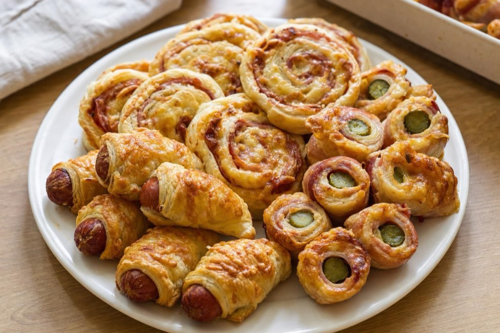 Pohostenie z lístkového cesta so slaninou, klobásou a syrom
