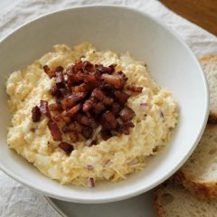 Pomazánka z vajec, parmezánu a oravskej slaniny